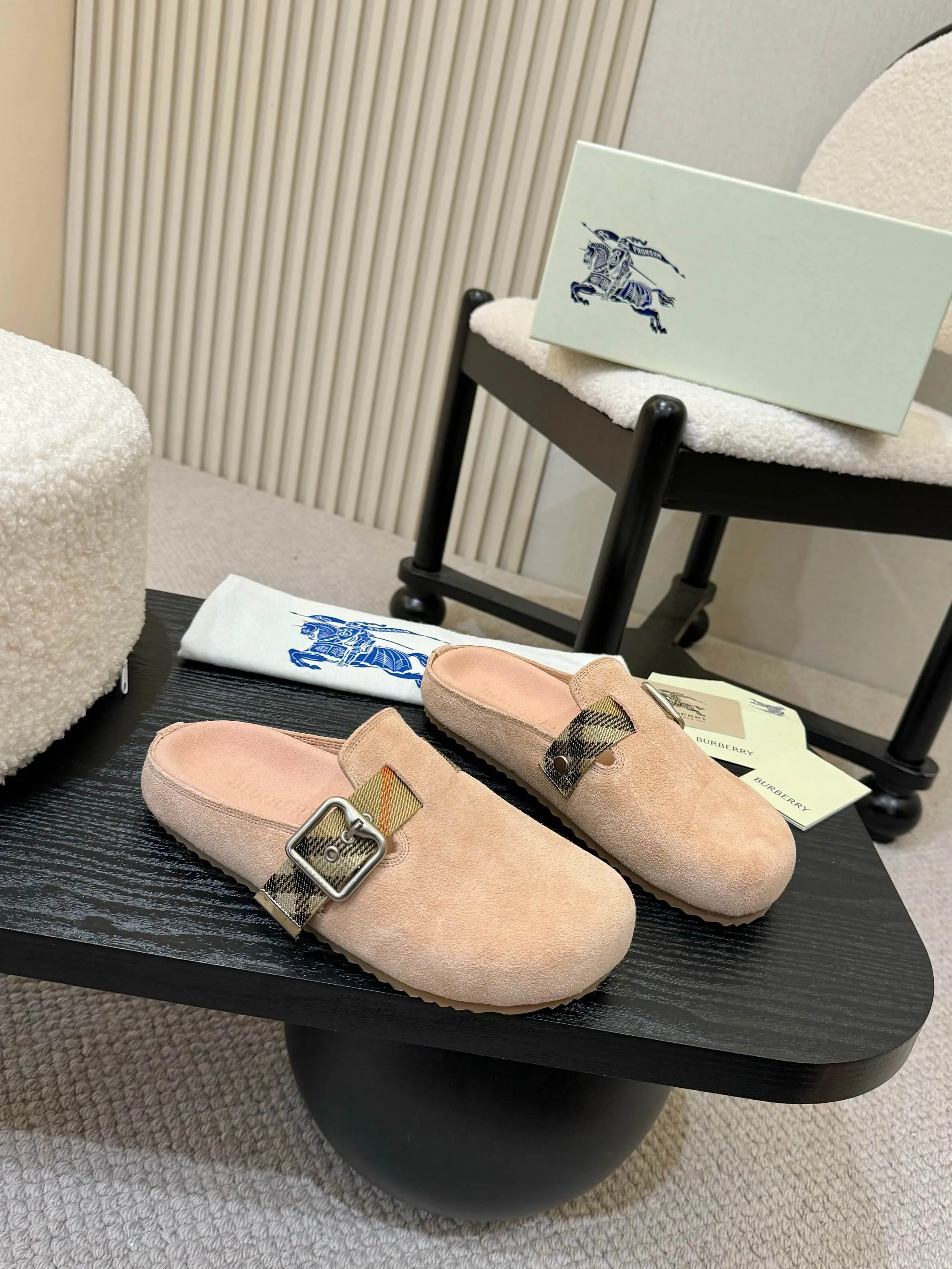 Men's shoes 💰560 Burberry's 2025 popular Birkenstock slippers are released, made of soft suede fabric and refined in Italian workshops. Featuring an embossed plaid pattern and an embossed sole embellished with the archive brand's logo. Features an adjustable B-shaped buckle strap and is embellished with the signature sand-colored Burberry check in jacquard worsted.   ✅Fabric: suede ✅Lining: silk cowhide ✅Outsole: TPU ✅Color: black, brown, pink, apricot, 4 colors available ✅Code number: 35-45 for men and women (35, 45 customized)